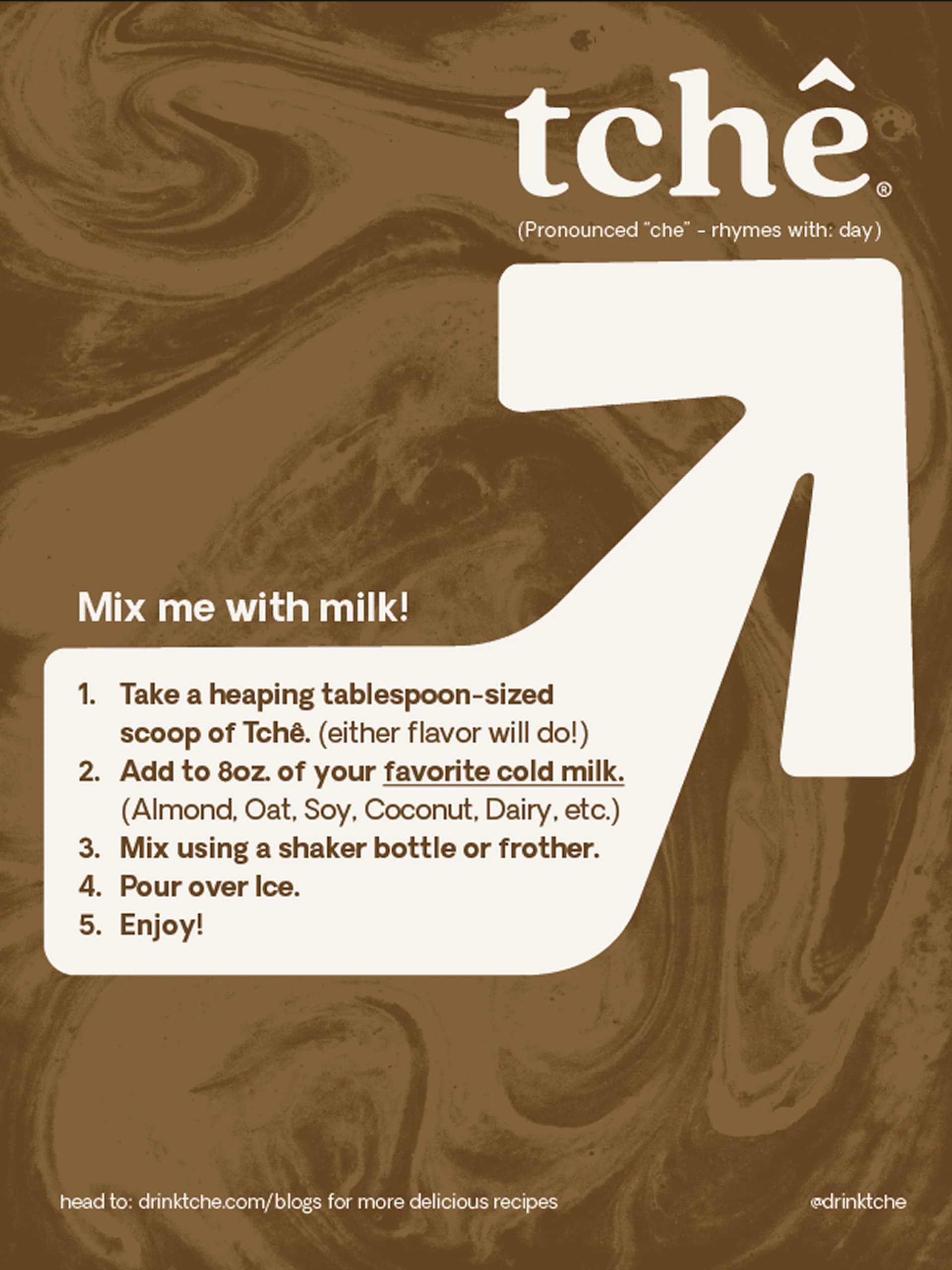 The reverse of the recipe card: five steps for mixing Tchê with milk, set inside a large cream arrow on marbled brown.